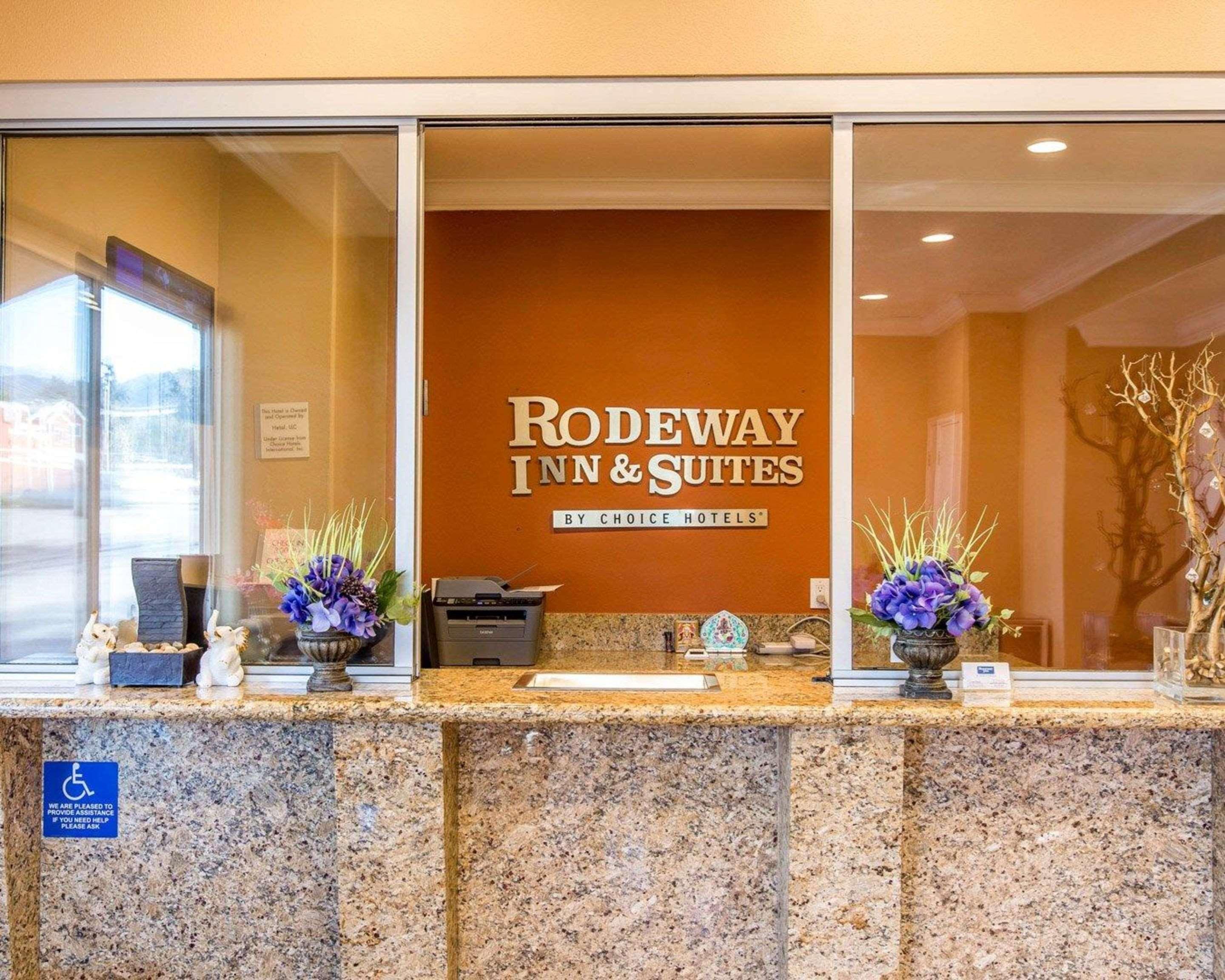 Rodeway Inn & Suites Корона Экстерьер фото