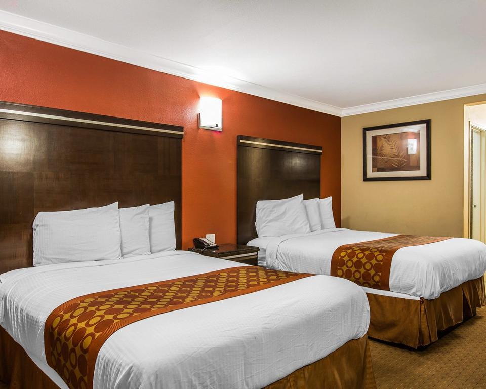 Rodeway Inn & Suites Корона Экстерьер фото